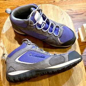 Girls size 6 Columbia hiking boots. Waterproof